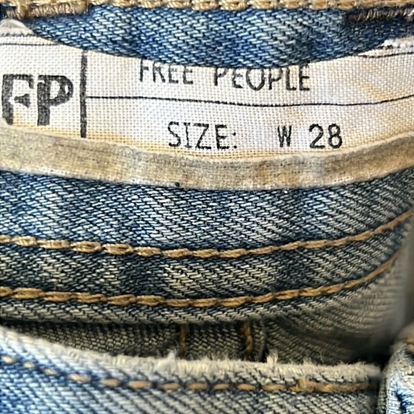 Free people frayed hem busted ripped knee light wash Cropped Jeans Size 28 - Picture 7 of 7